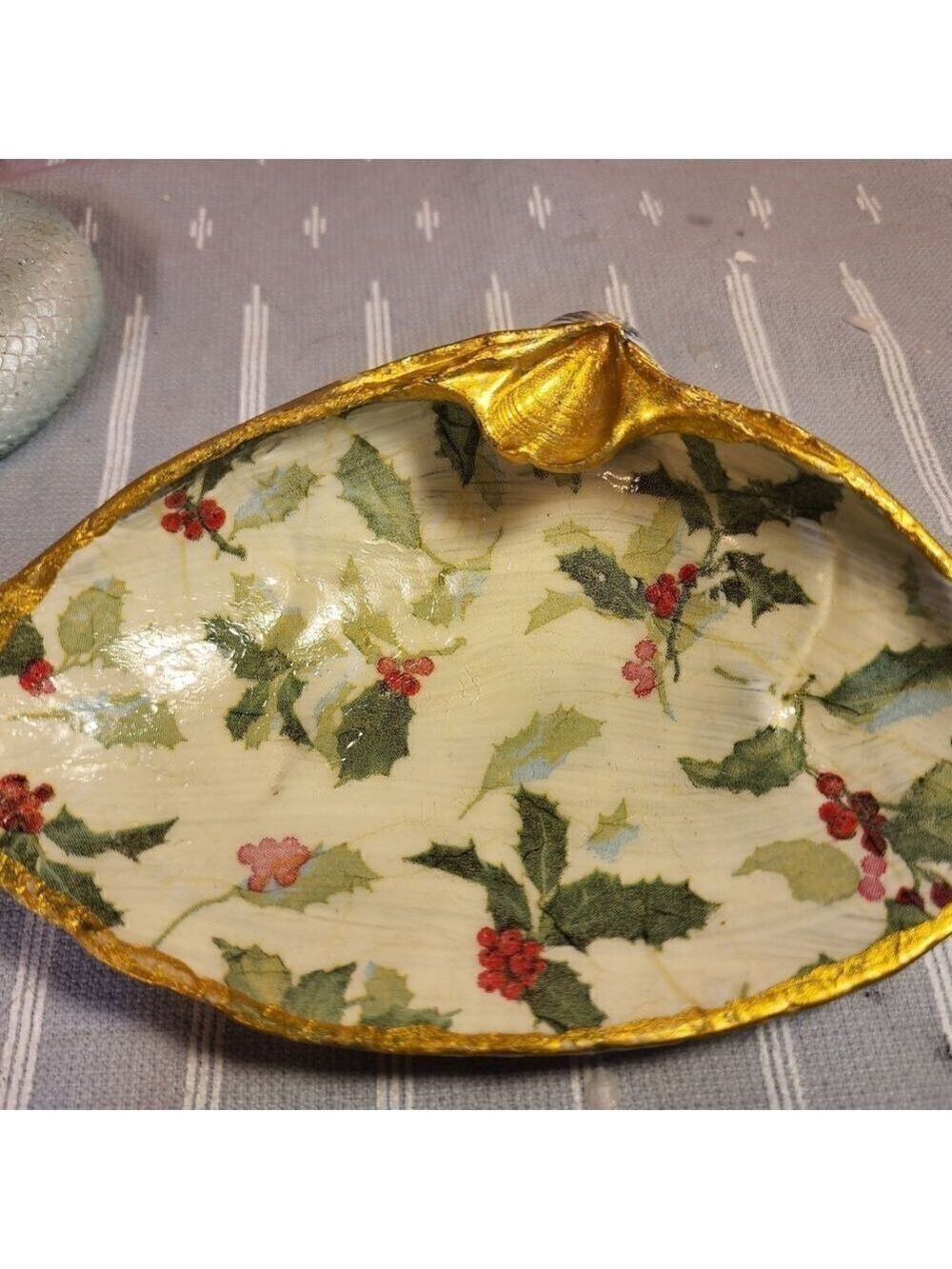 DECOUPAGE CLAM SHELL DECOUPAGE CHRISTMAS HOLLY 🎄 ON A CLAM SHELL TRINKET DISH - Picture 4 of 10
